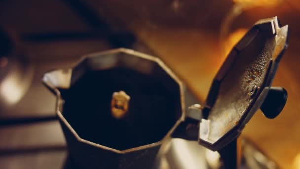 Koka Kaffet Kaffebryggaren Och Gör Ånga Och Kondensat Strobes Kaffebryggning — Stockvideo