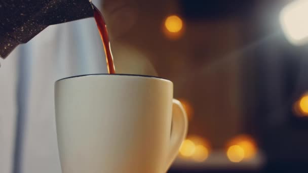 Kadın Bardağa Taze Demlenmiş Kahve Dolduruyor Kahve Makinesinde Kahve Demleme — Stok video