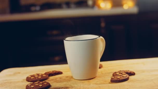 淹れたてのコーヒーをカップに入れる コーヒーメーカーでコーヒー醸造プロセス ロマンチックな雰囲気とスライダーでマクロ撮影 — ストック動画