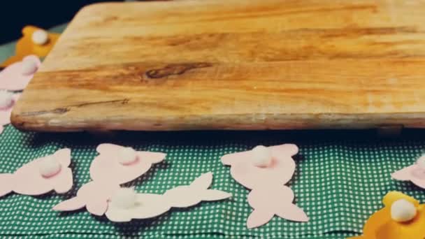 Kadın Çikolatalı Panettone Açıyor Arka Planda Kağıttan Yapılmış Paskalya Tavşanları — Stok video