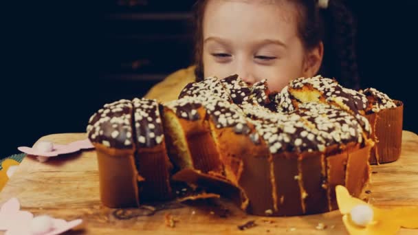 Fille Est Heureuse Flirte Quand Elle Voit Gâteau Chocolat Sur — Video