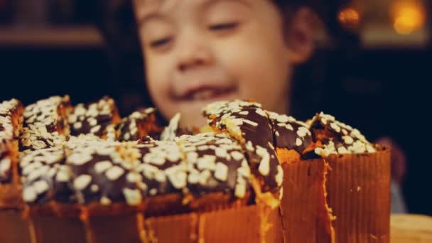 Κορίτσι Είναι Χαρούμενο Όταν Βλέπει Κέικ Σοκολάτας Στο Βάθος Είναι — Αρχείο Βίντεο