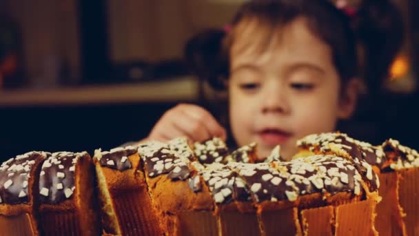 Fille Est Heureuse Quand Elle Voit Gâteau Chocolat Sur Fond — Video