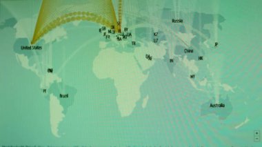 Siber saldırı için farklı hedefleri olan bir dünya haritası. Hackleme ve teknoloji konsepti. Makro monitör piksellerine ateş ediyor. Panik etkisi