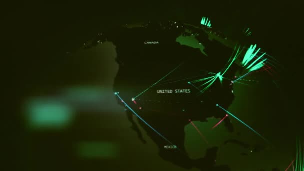 サイバー攻撃の異なるターゲットを持つ世界地図 ハッキングとテクノロジーの概念 モニターピクセルでのマクロ撮影 パニック効果 — ストック動画