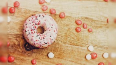 Tatlılarla süslenmiş pembe çörekler. Makro ve kaydırma atışı. Tatlı, jöleli tatlılar. Fırın ve yemek konsepti. Çeşitli renkli çörekler. Çikolata, pembe, mavi çörekler 4K, UHD.