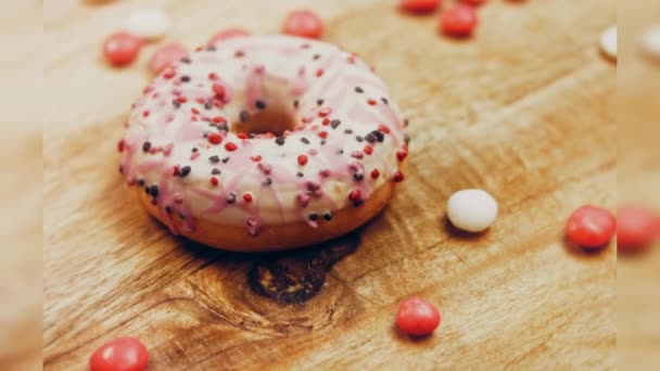 분홍색 도넛은 사탕으로 장식되어 있습니다 매크로와 슬라이더 디저트에요 음식의 색상의 — 비디오