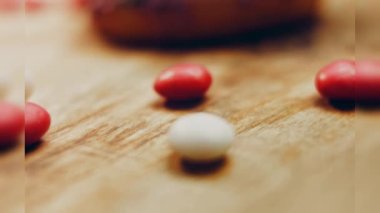 Tatlılarla süslenmiş pembe çörekler. Makro ve kaydırma atışı. Tatlı, jöleli tatlılar. Fırın ve yemek konsepti. Çeşitli renkli çörekler. Çikolata, pembe, mavi çörekler 4K, UHD.