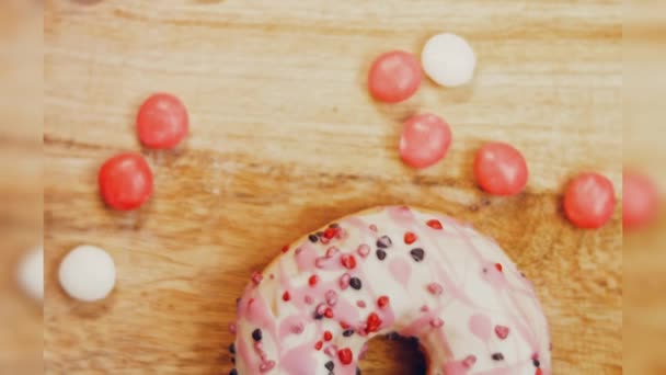 Różowe Pączki Ozdobione Słodyczami Strzelanie Makro Suwakiem Słodkie Desery Szkliwie — Wideo stockowe