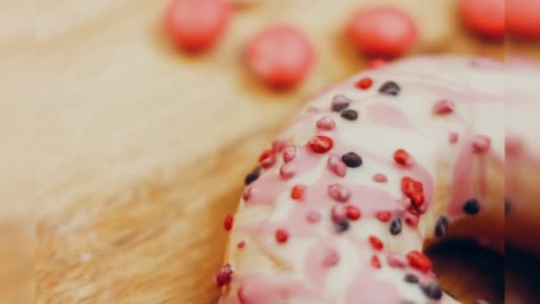 Różowe Pączki Ozdobione Słodyczami Strzelanie Makro Suwakiem Słodkie Desery Szkliwie — Wideo stockowe