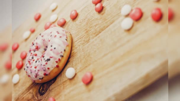 Rosados Donuts Decorados Con Dulces Disparos Macro Deslizante Postres Dulces — Vídeo de stock