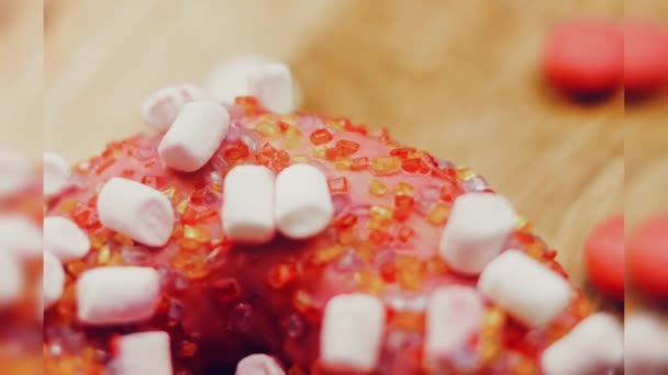 Rózsaszín Fánk Marshmellóval Díszítve Makró Csúszó Lövés Pékség Étel Koncepció — Stock videók