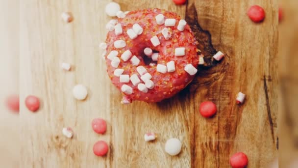 Rosados Donuts Decorados Con Marshmello Disparos Macro Deslizante Panadería Concepto — Vídeo de stock