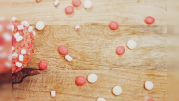 Roze Donuts Versierd Met Marshmello Macro Slider Schieten Bakkerij Voedsel — Stockvideo
