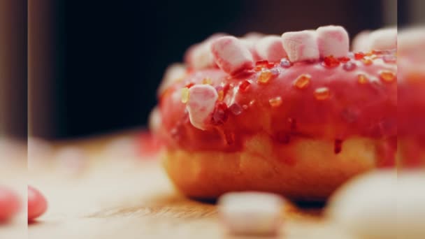 Рожеві Пончики Прикрашені Маршмелло Макро Повзунок Стрілянина Концепція Хлібобулочних Виробів — стокове відео
