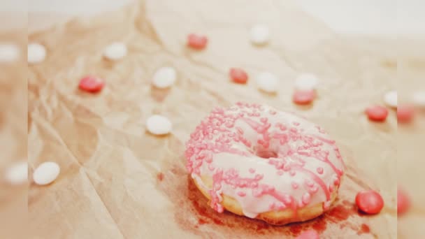 Roze Donuts Versierd Met Roze Glazuur Donuts Zijn Een Stuk — Stockvideo