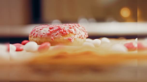Roze Donuts Versierd Met Roze Glazuur Donuts Zijn Een Stuk — Stockvideo