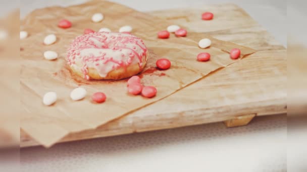 Donuts Cor Rosa Decorados Com Cobertura Rosa Donuts Estão Pedaço — Vídeo de Stock