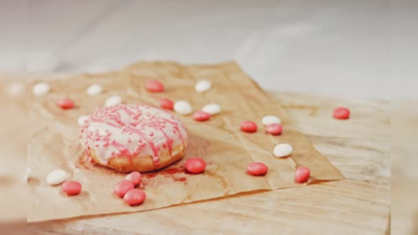 Pembe Kremayla Süslenmiş Pembe Çörekler Çörekler Şekerle Süslenmiş Bir Kağıt — Stok video