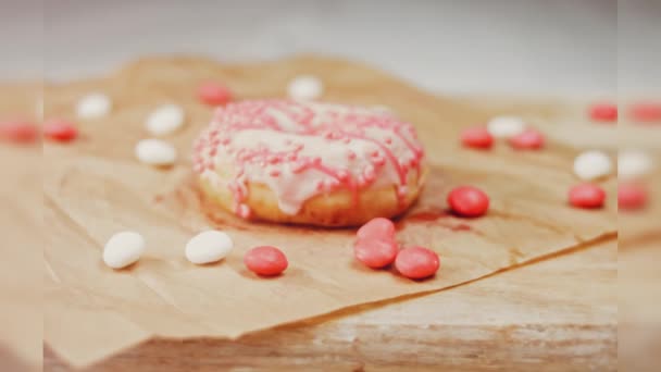 Rosados Donuts Decorados Con Glaseado Rosa Las Rosquillas Están Pedazo — Vídeos de Stock
