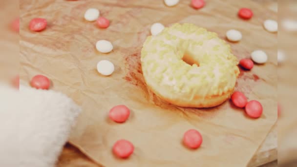 Roze Donuts Versierd Met Gele Glazuur Donuts Zijn Een Stuk — Stockvideo