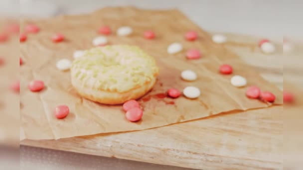 Sarı Kremayla Süslenmiş Pembe Çörekler Çörekler Şekerle Süslenmiş Bir Kağıt — Stok video