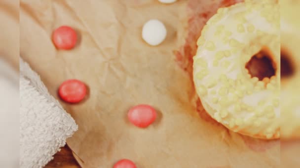 Ροζ Ντόνατς Διακοσμημένα Κίτρινο Κερασάκι Ντόνατς Είναι Ένα Κομμάτι Χαρτί — Αρχείο Βίντεο