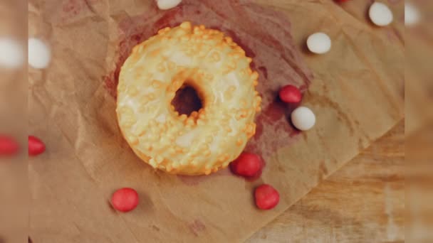 Donuts Cor Rosa Decorados Com Cobertura Amarela Donuts Estão Pedaço — Vídeo de Stock