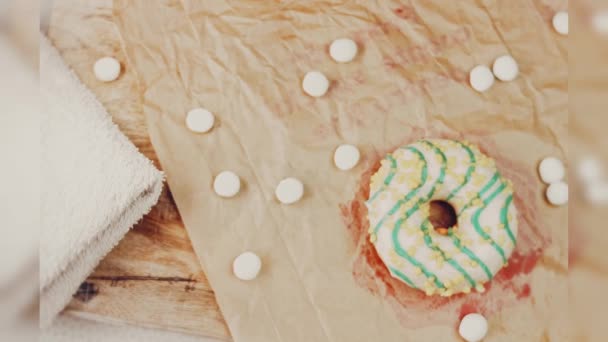 Donuts Jaunes Décorés Glaçage Bleu Les Beignets Sont Sur Morceau — Video