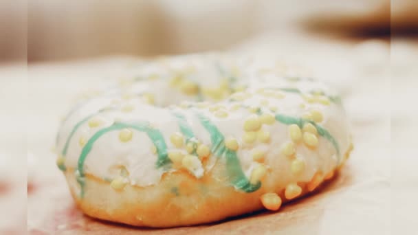 Κίτρινα Ντόνατς Διακοσμημένα Μπλε Κερασάκι Ντόνατς Είναι Ένα Κομμάτι Χαρτί — Αρχείο Βίντεο