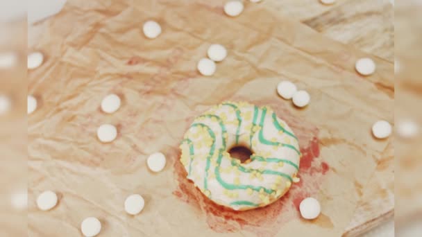 Donuts Amarelos Decorados Com Cobertura Azul Donuts Estão Pedaço Papel — Vídeo de Stock