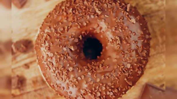 Шоколадні Пончики Прикрашені Шоколадними Шматочками Пончики Папері Прикрашені Натуральним Шоколадом — стокове відео