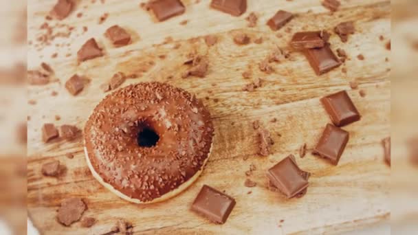 Шоколадні Пончики Прикрашені Шоколадними Шматочками Пончики Папері Прикрашені Натуральним Шоколадом — стокове відео
