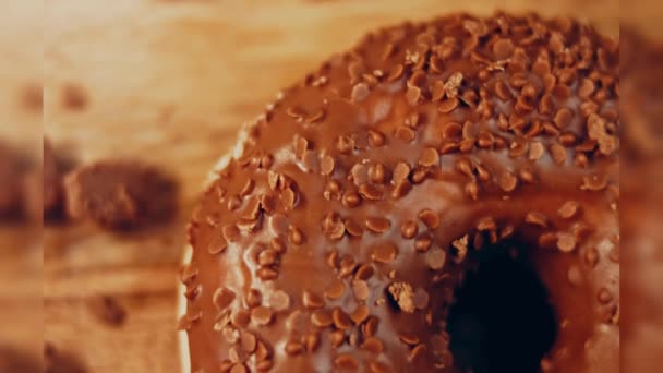 Rosquillas Chocolate Decoradas Con Piezas Chocolate Las Rosquillas Están Sobre — Vídeos de Stock