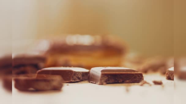Шоколадные Пончики Украшенные Кусочками Шоколада Пончики Бумаге Украшены Натуральным Шоколадом — стоковое видео