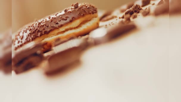 Rosquillas Chocolate Decoradas Con Piezas Chocolate Las Rosquillas Están Sobre — Vídeos de Stock