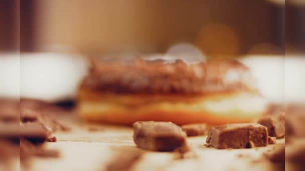 초콜릿 도넛은 초콜릿 조각으로 장식되어 있습니다 도넛은 초콜릿으로 장식된 있습니다 — 비디오