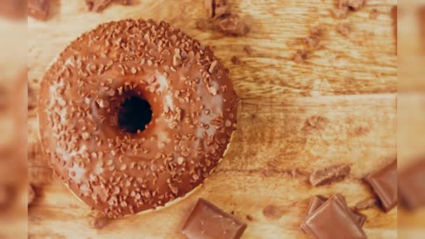 Csokis Fánk Csokidarabokkal Díszítve Fánkok Természetes Csokoládéval Díszített Papíron Vannak — Stock videók