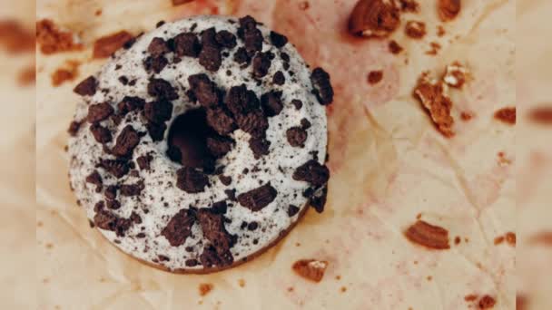 초콜릿 도넛은 비스킷 조각으로 장식되어 있었습니다 도넛은 초콜릿으로 장식된 있습니다 — 비디오