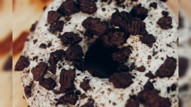 Csokis Fánk Oreo Keksszel Díszítve Fánkok Természetes Csokoládéval Díszített Papíron — Stock videók