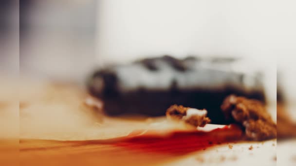 Donat Coklat Dihias Dengan Potongan Biskuit Oreo Donat Berada Atas — Stok Video
