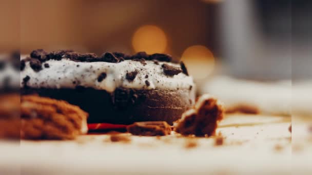 Donuts Chocolate Decorados Com Pedaços Biscoitos Oreo Donuts Estão Papel — Vídeo de Stock