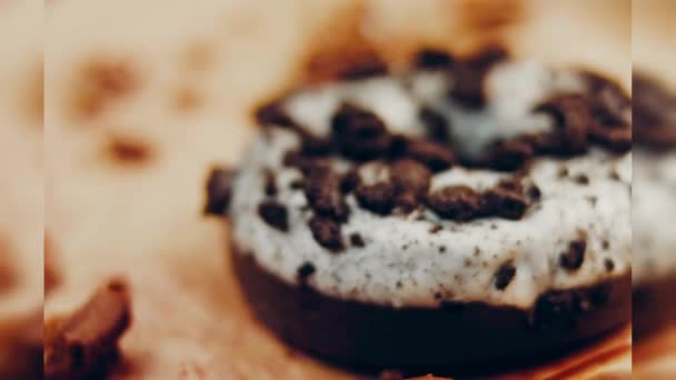 Oeo Bisküvileriyle Süslenmiş Çikolatalı Çörekler Donutlar Doğal Çikolatayla Süslenmiş Bir — Stok video