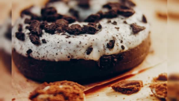 Шоколадные Пончики Украшенные Кусочками Печенья Орео Пончики Бумаге Украшены Натуральным — стоковое видео