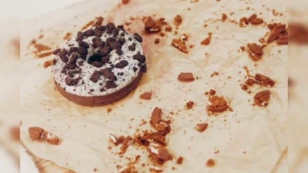 Chokolade Donuts Dekoreret Med Stykker Oreo Kiks Donuts Papir Dekoreret – Stock-video