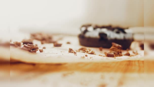 Rosquillas Chocolate Decoradas Con Trozos Galletas Oreo Las Rosquillas Están — Vídeos de Stock