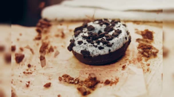 Шоколадні Пончики Прикрашені Шматочками Печива Орео Пончики Папері Прикрашені Натуральним — стокове відео