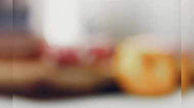 Çikolata, marşmelov ve retro pişirme tepsisindeki şekerli çörekler. Donutlar doğal çikolatayla süslenmiş bir kağıdın üzerinde. Makro ve kaydırma atışı. Çeşitli renkli çörekler. Çikolata, pembe, mavi çörekler