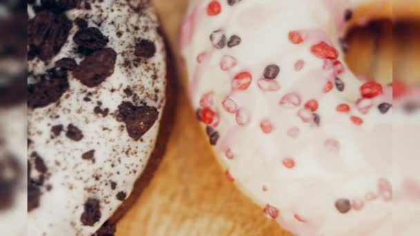 Csokoládé Marshmello Cukros Fánk Retro Sütőtálcán Fánkok Természetes Csokoládéval Díszített — Stock videók