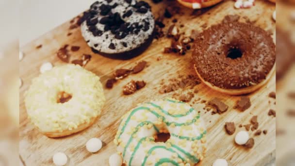 Çikolata Marşmelov Retro Pişirme Tepsisindeki Şekerli Çörekler Donutlar Doğal Çikolatayla — Stok video